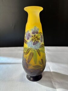 エミール・ガレ《石楠花文花器》（ガラス）の作品写真①
